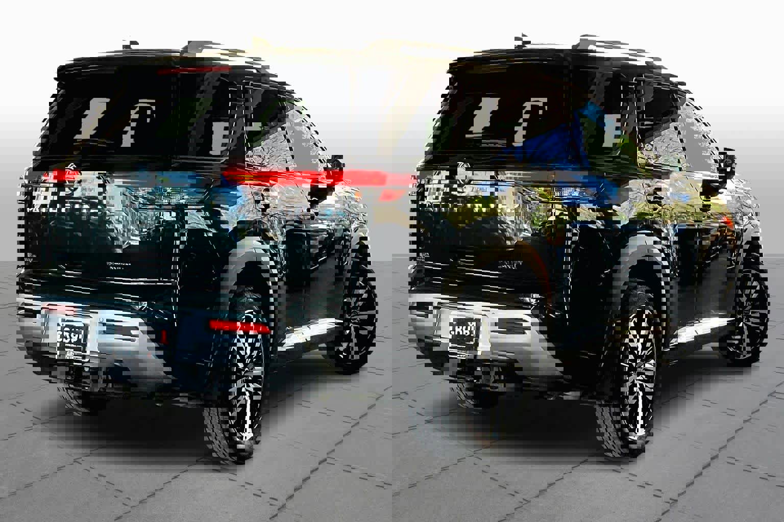 Used 2024 Nissan Pathfinder Platinum image 12