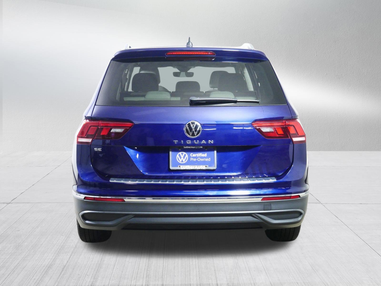 Used 2023 Volkswagen Tiguan SE w/ Panoramic Sunroof Package image 6