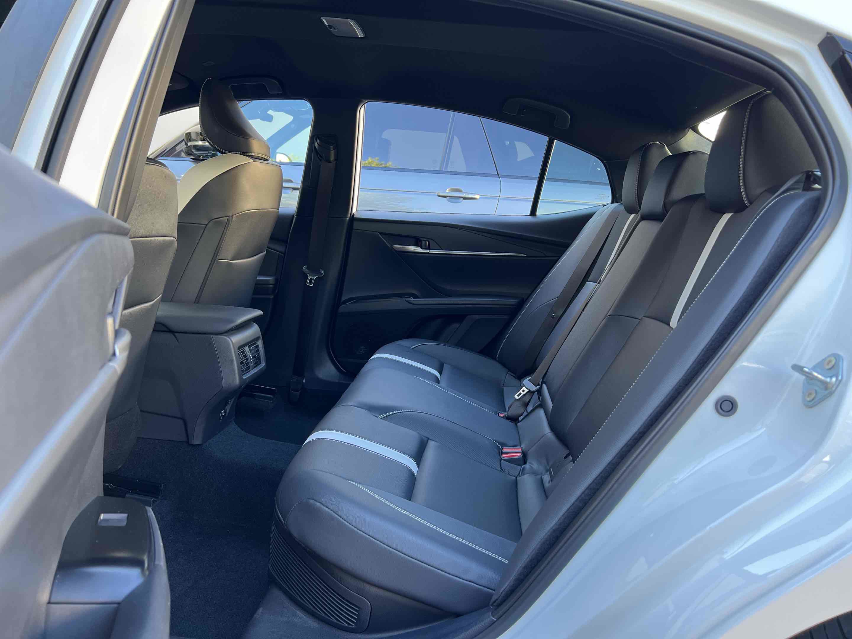 Used 2025 Toyota Camry SE image 5