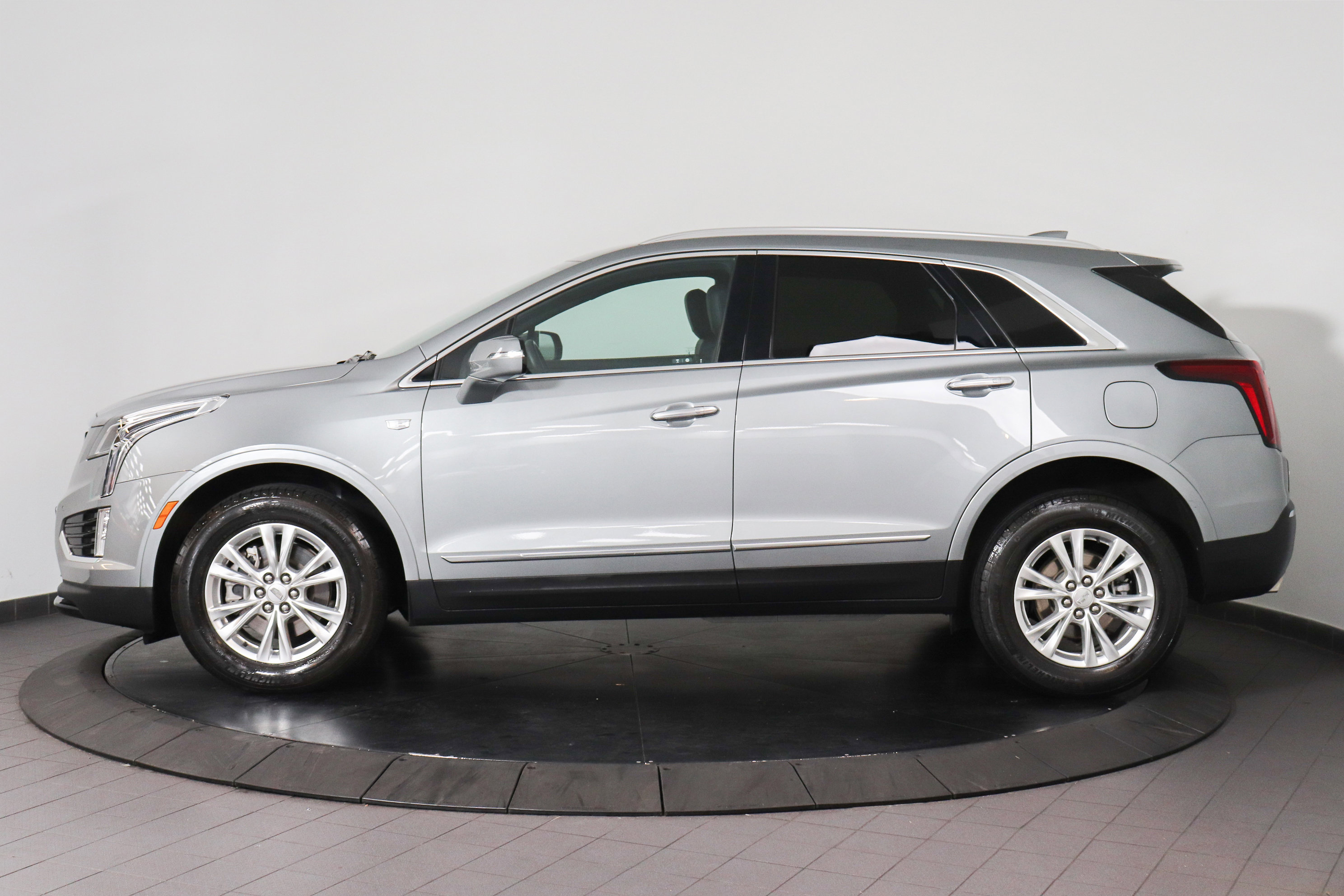 Used 2023 Cadillac XT5 Luxury AWD/4WD image 2