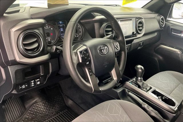 Used 2017 Toyota Tacoma TRD Off-Road AWD/4WD image 14