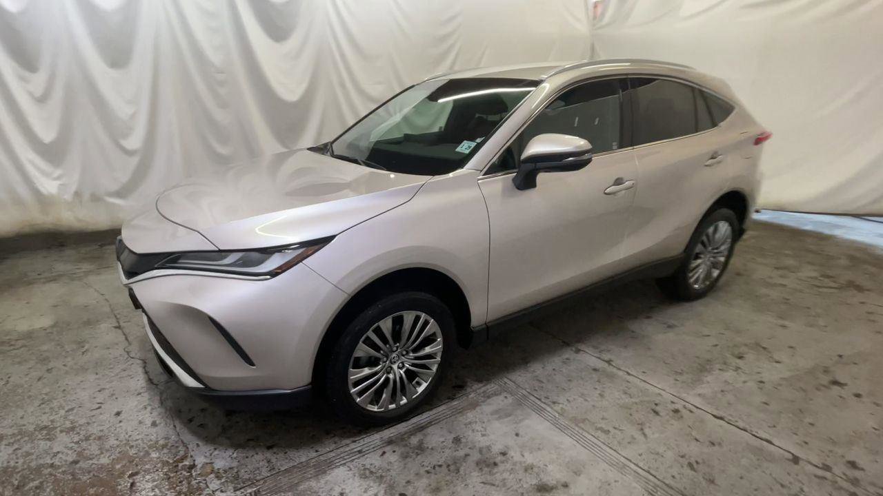 Used 2024 Toyota Venza XLE image 4