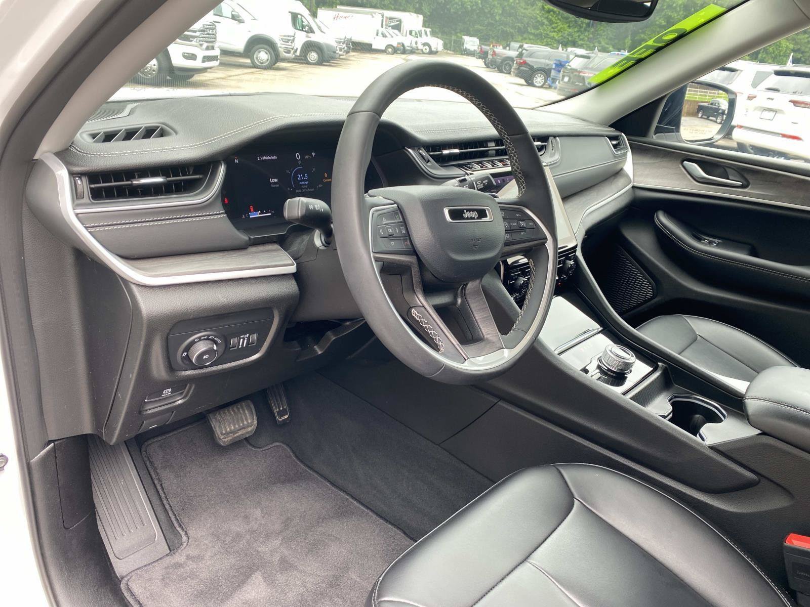 Used 2024 Jeep Grand Cherokee Limited w/ Black Appearance Package AWD/4WD image 27