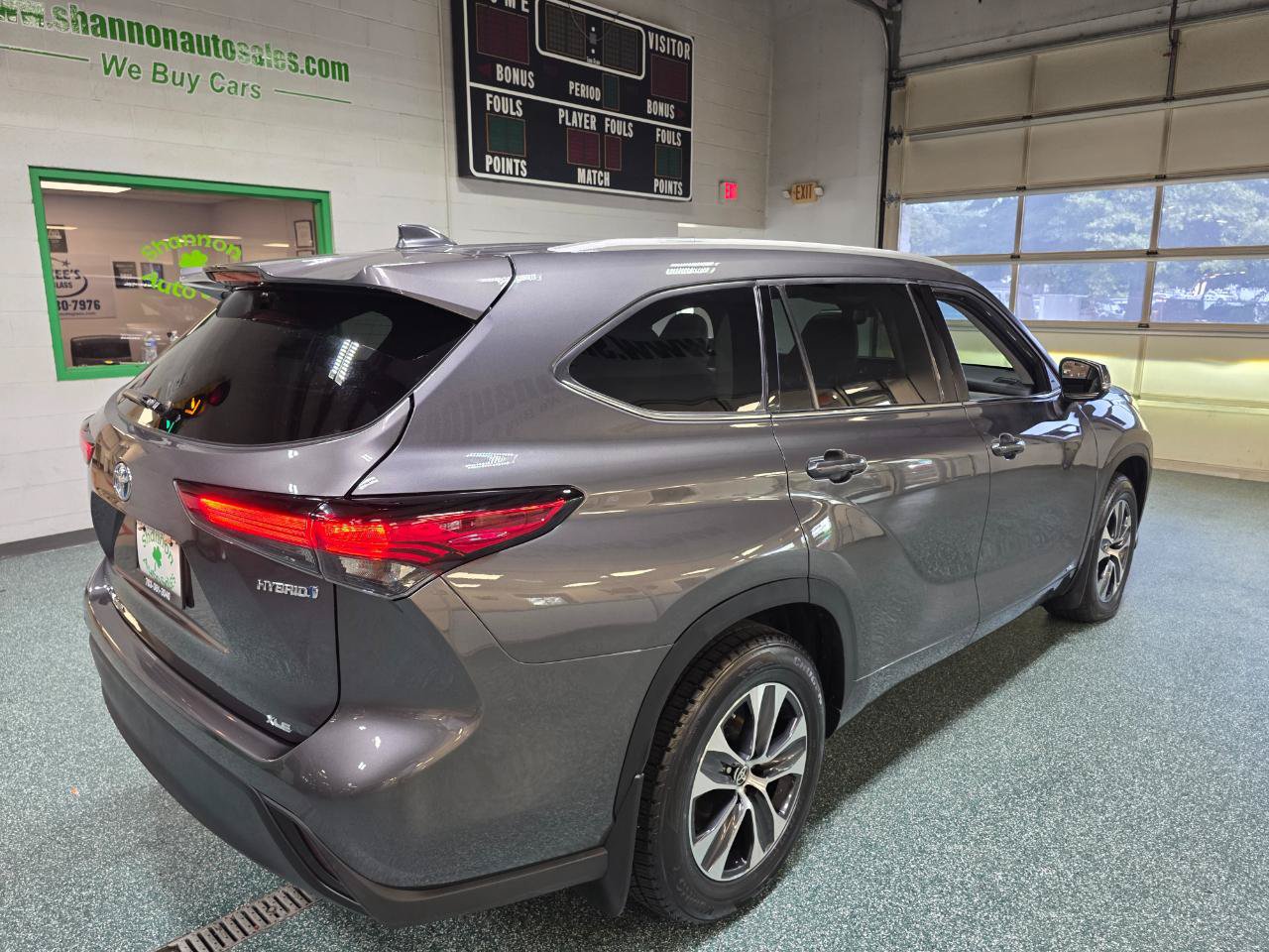 Used 2022 Toyota Highlander XLE AWD/4WD image 6