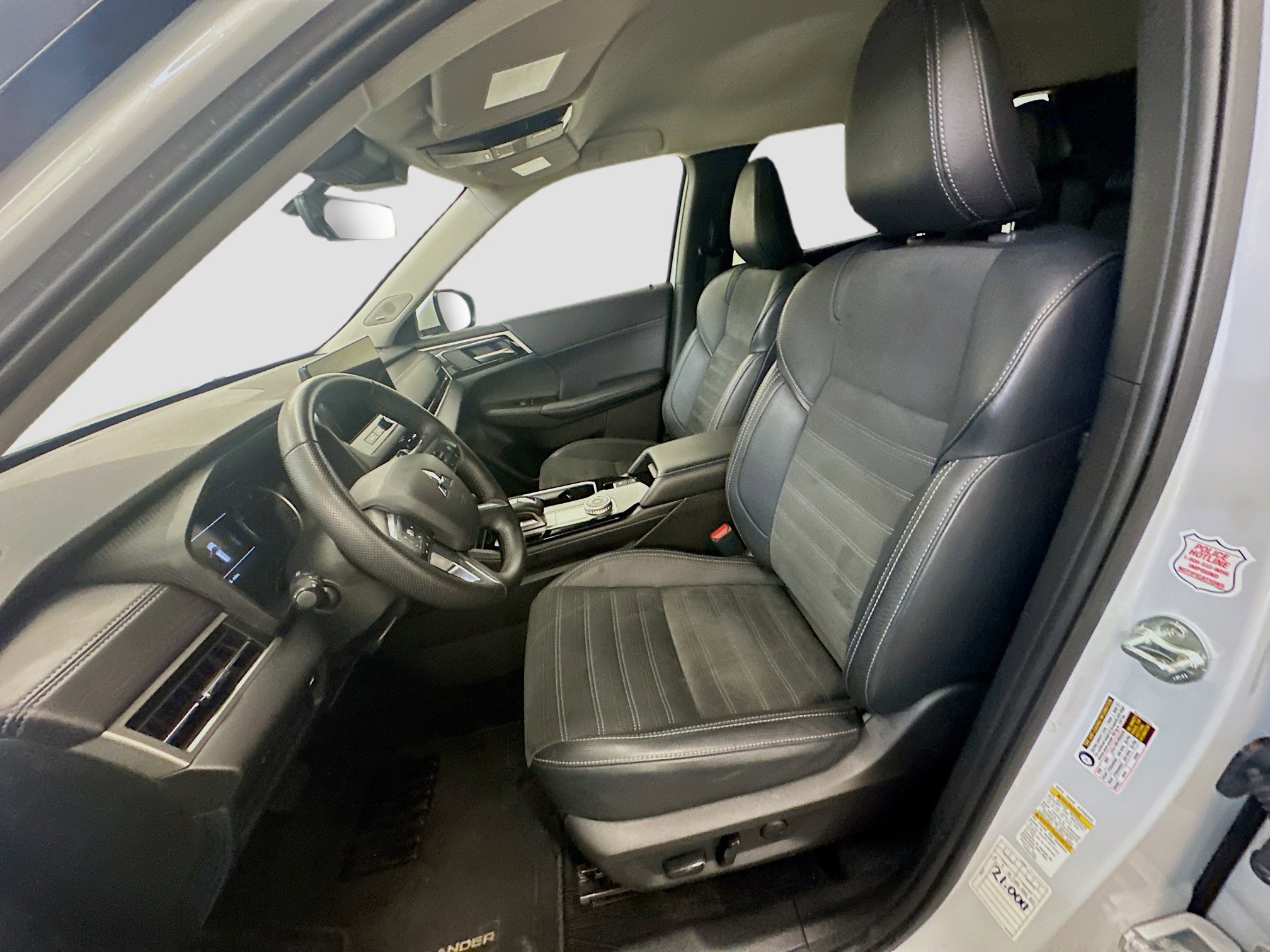 Used 2025 Mitsubishi Outlander SE image 13