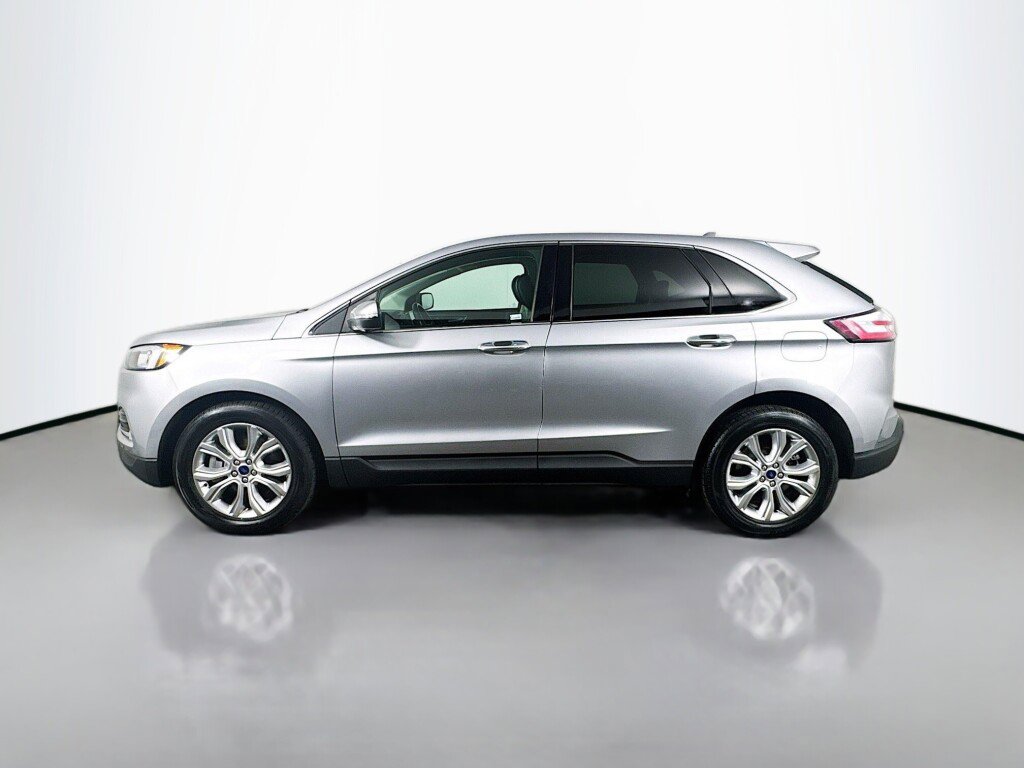 Used 2022 Ford Edge Titanium image 2