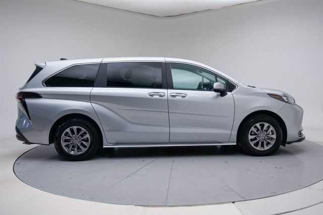 Used 2025 Toyota Sienna XLE FWD image 22