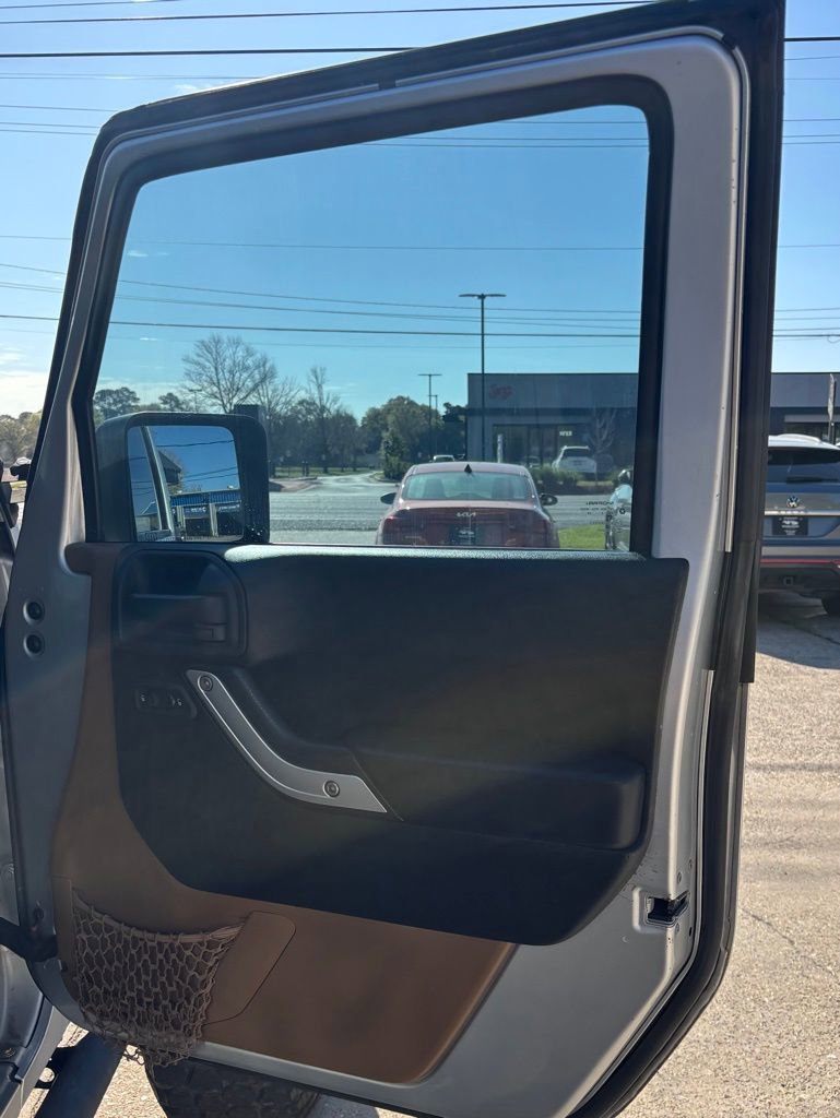 Used 2012 Jeep Wrangler Unlimited Sahara image 11