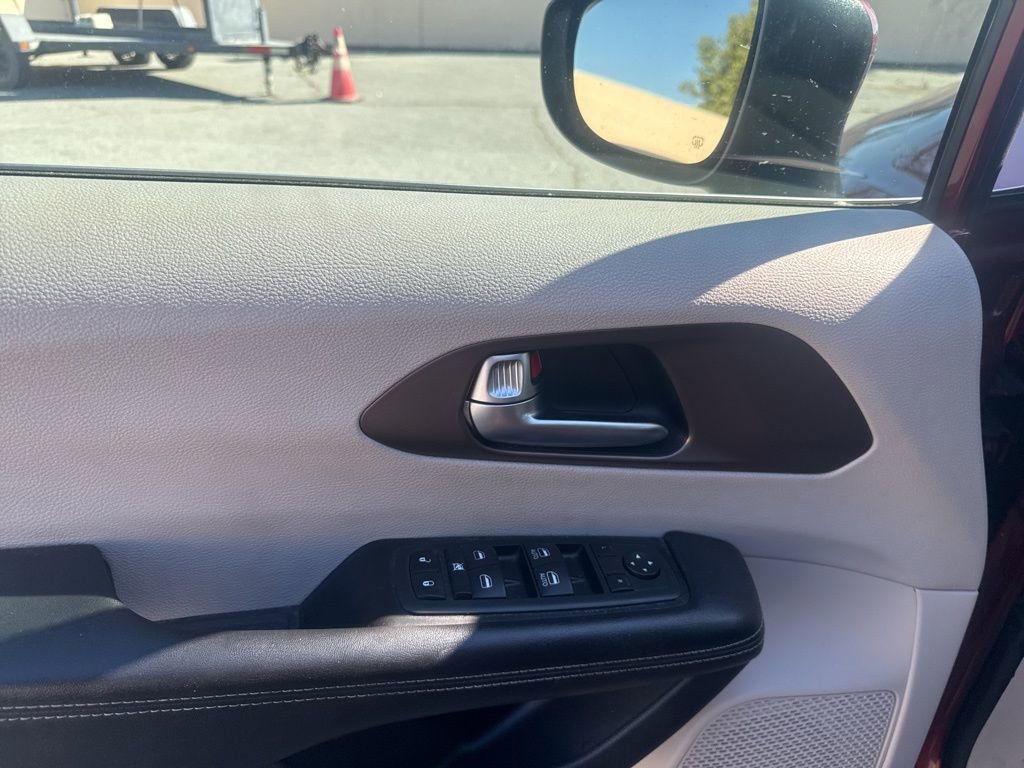 Used 2022 Chrysler Voyager LX image 13