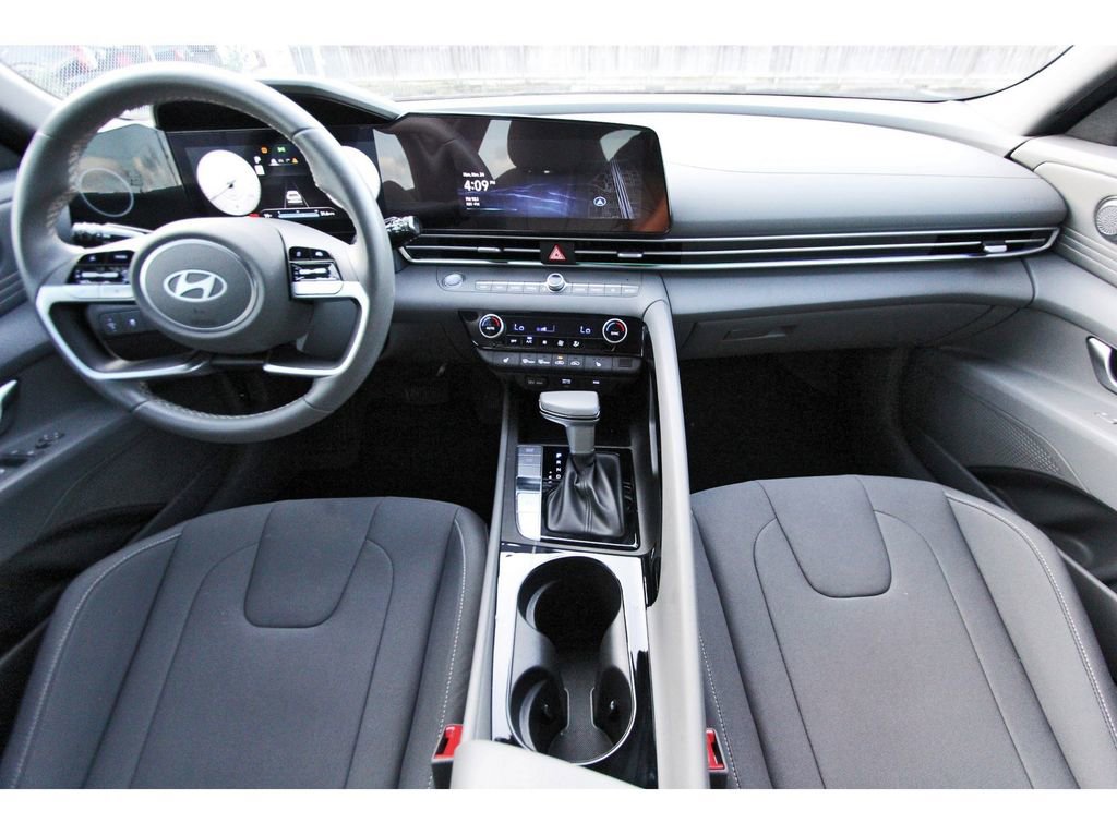Used 2025 Hyundai Elantra SEL image 9