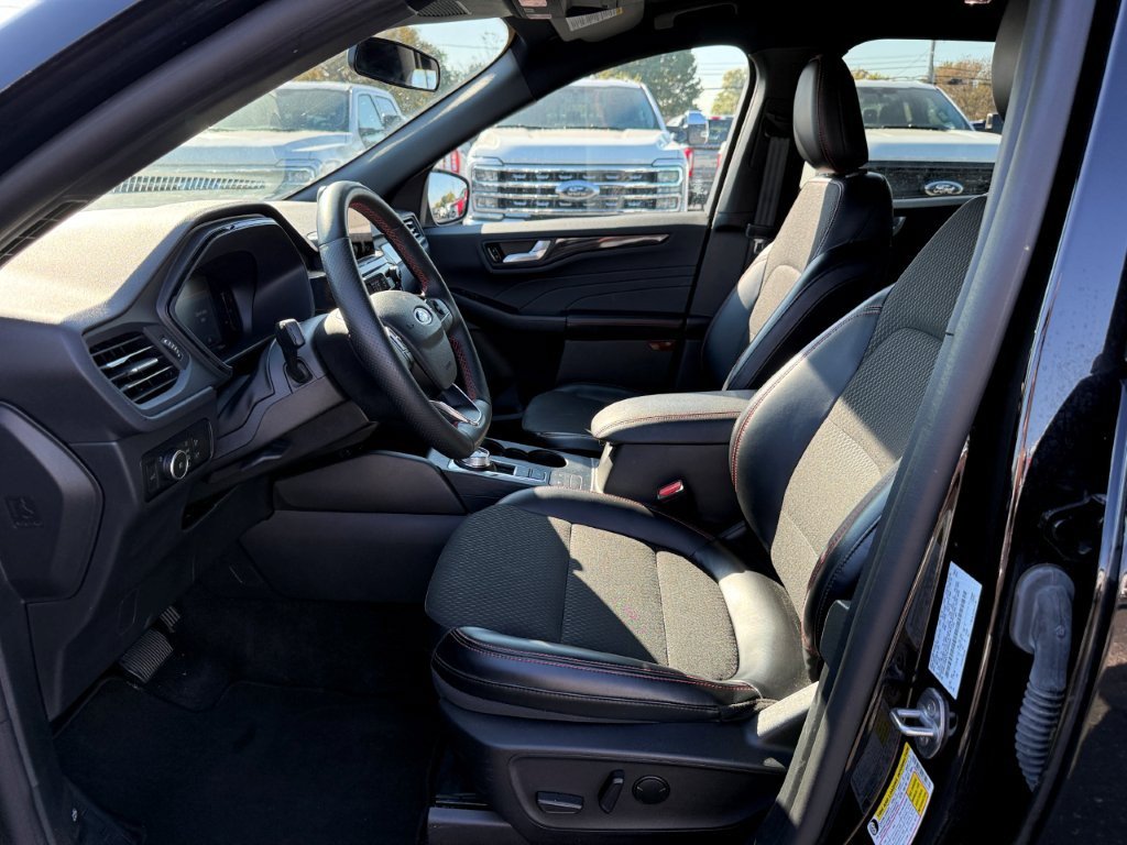 Used 2025 Ford Escape ST-Line Select AWD/4WD image 12