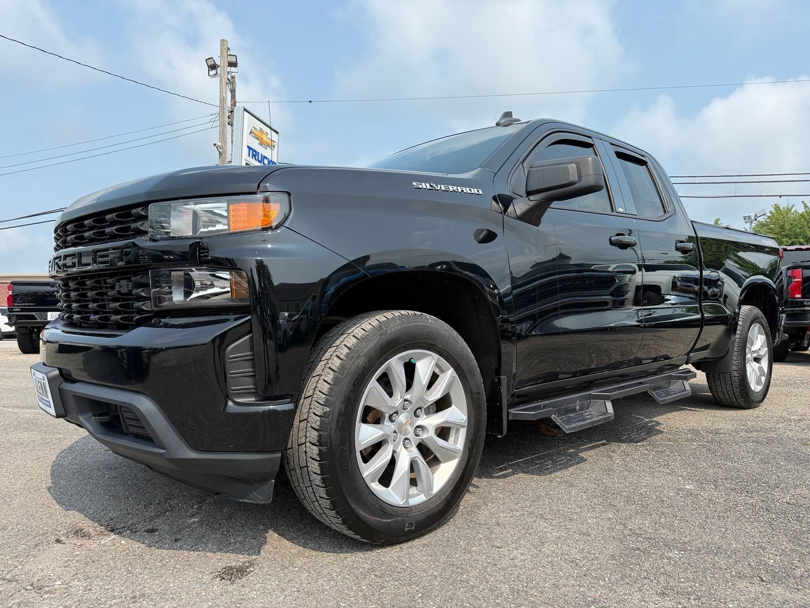 Used 2020 Chevrolet Silverado 1500 Custom w/ Custom Value Package AWD/4WD image 2