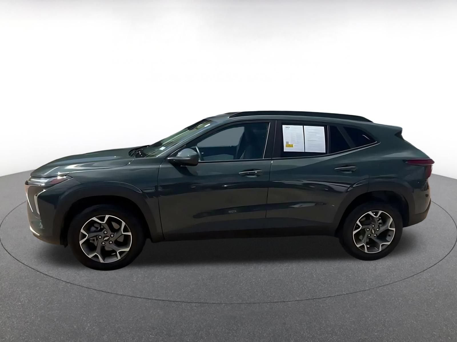 Used 2025 Chevrolet Trax LT w/ LT Convenience Package FWD image 7