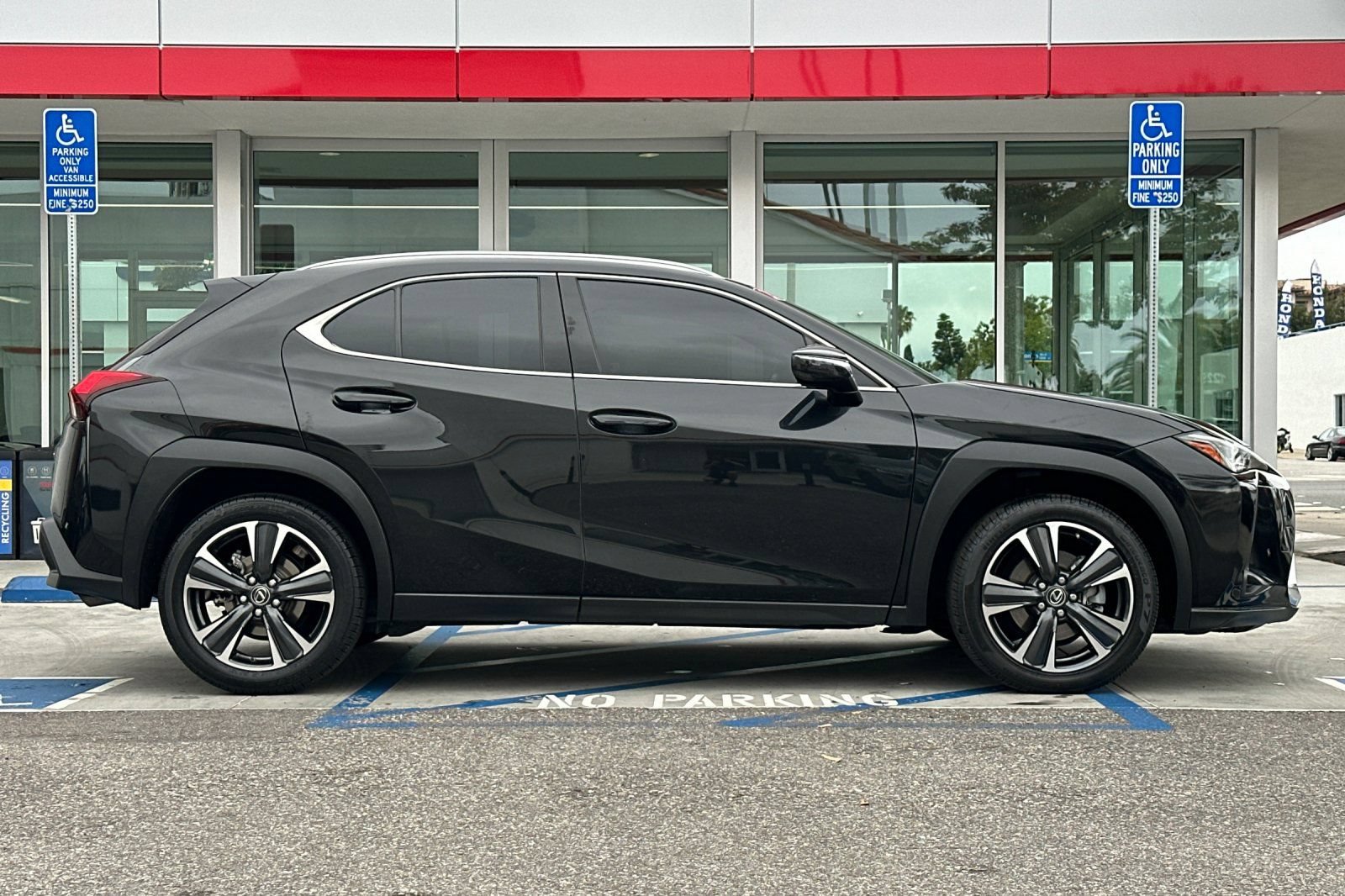 Used 2021 Lexus UX 200 w/ Accessory Package (Z2) FWD image 3