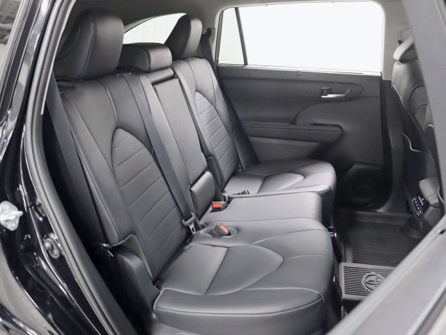 Used 2020 Toyota Highlander XLE AWD/4WD image 24