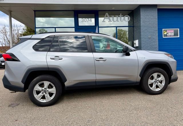 Used 2020 Toyota RAV4 LE AWD/4WD image 2
