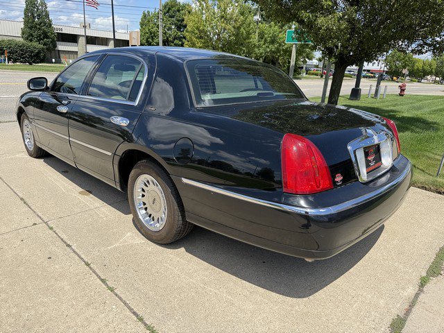 Used 2001 Lincoln Town Car Cartier image 7