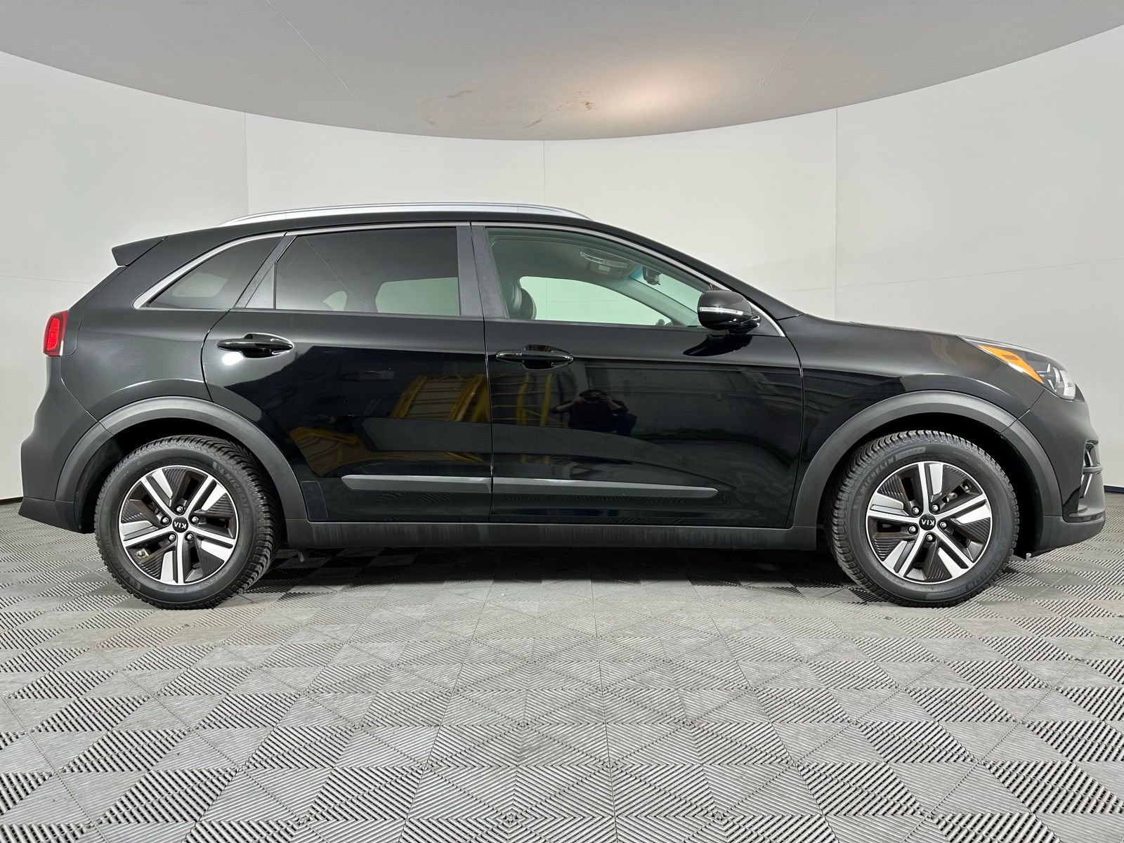Used 2020 Kia Niro EX image 37