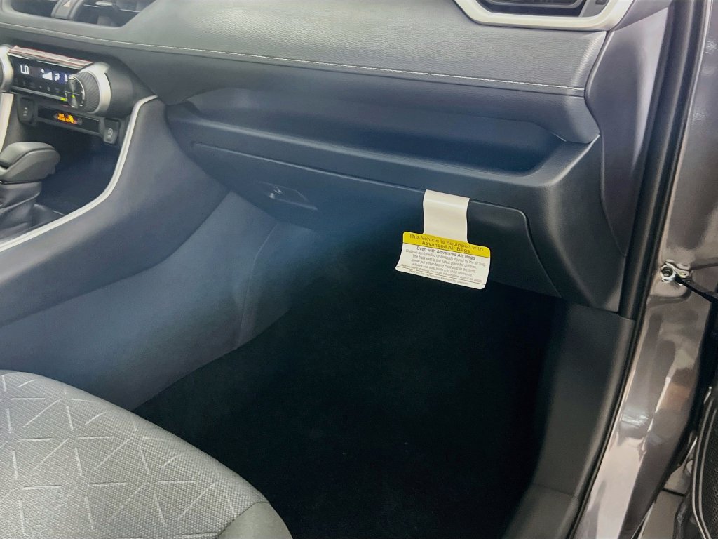 Used 2025 Toyota RAV4 XLE FWD image 32