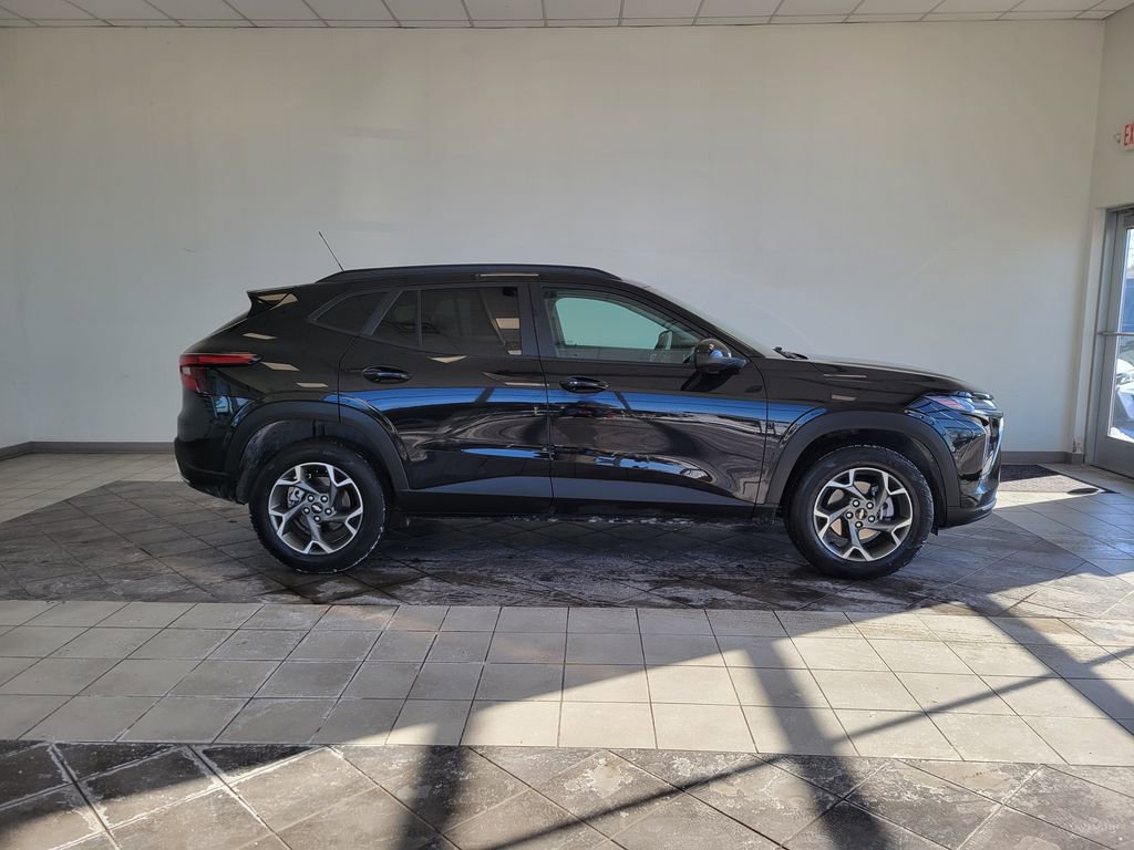 Used 2025 Chevrolet Trax LT w/ LT Convenience Package image 4