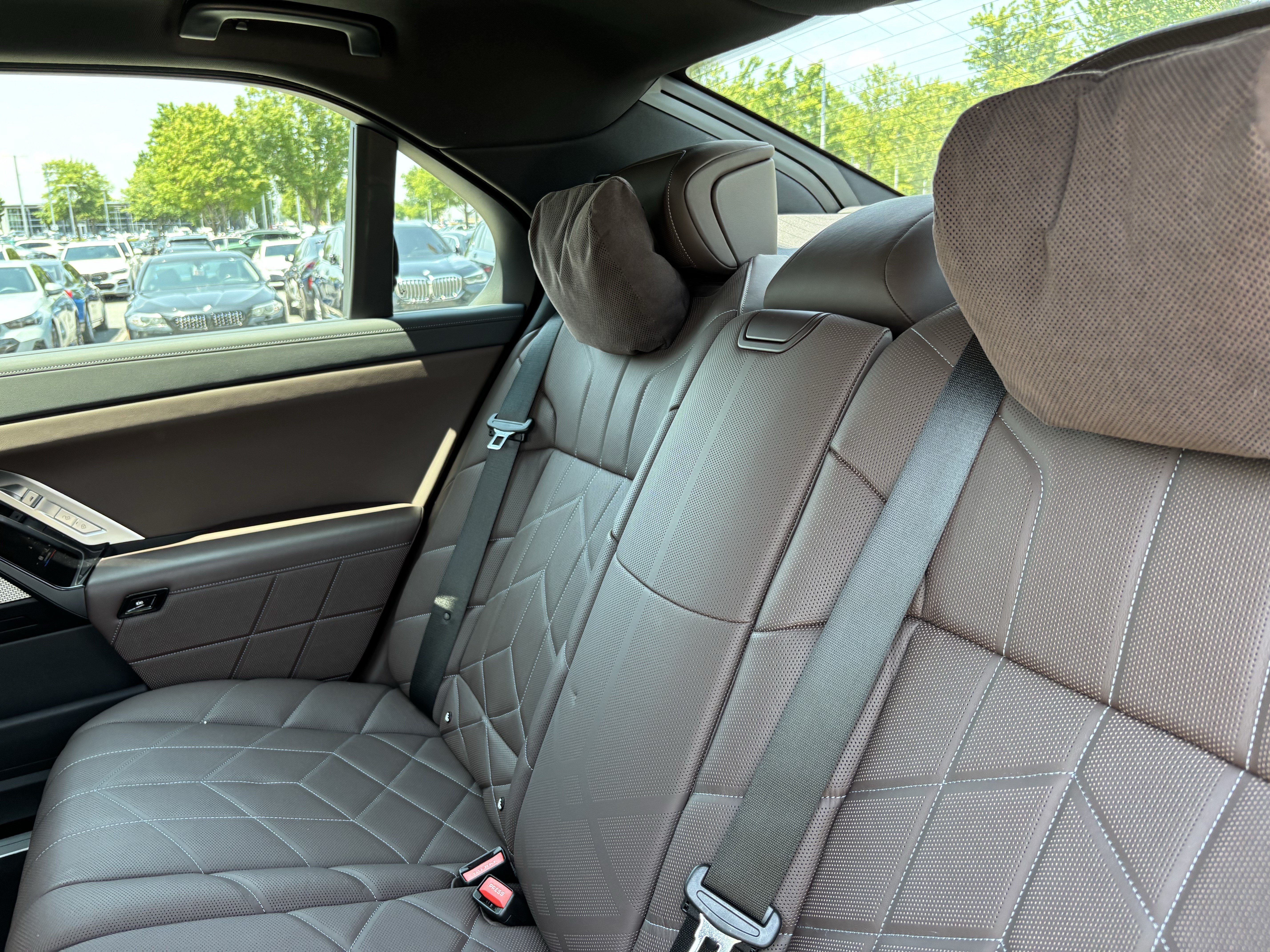 Certified 2023 BMW i7 xDrive60 AWD/4WD image 32