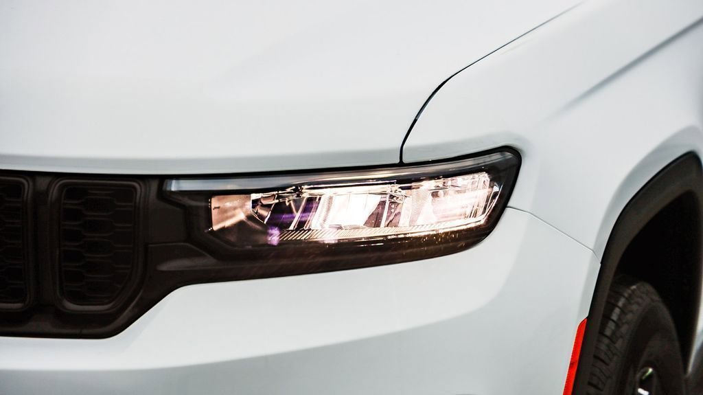 New 2025 Jeep Grand Cherokee Altitude image 5