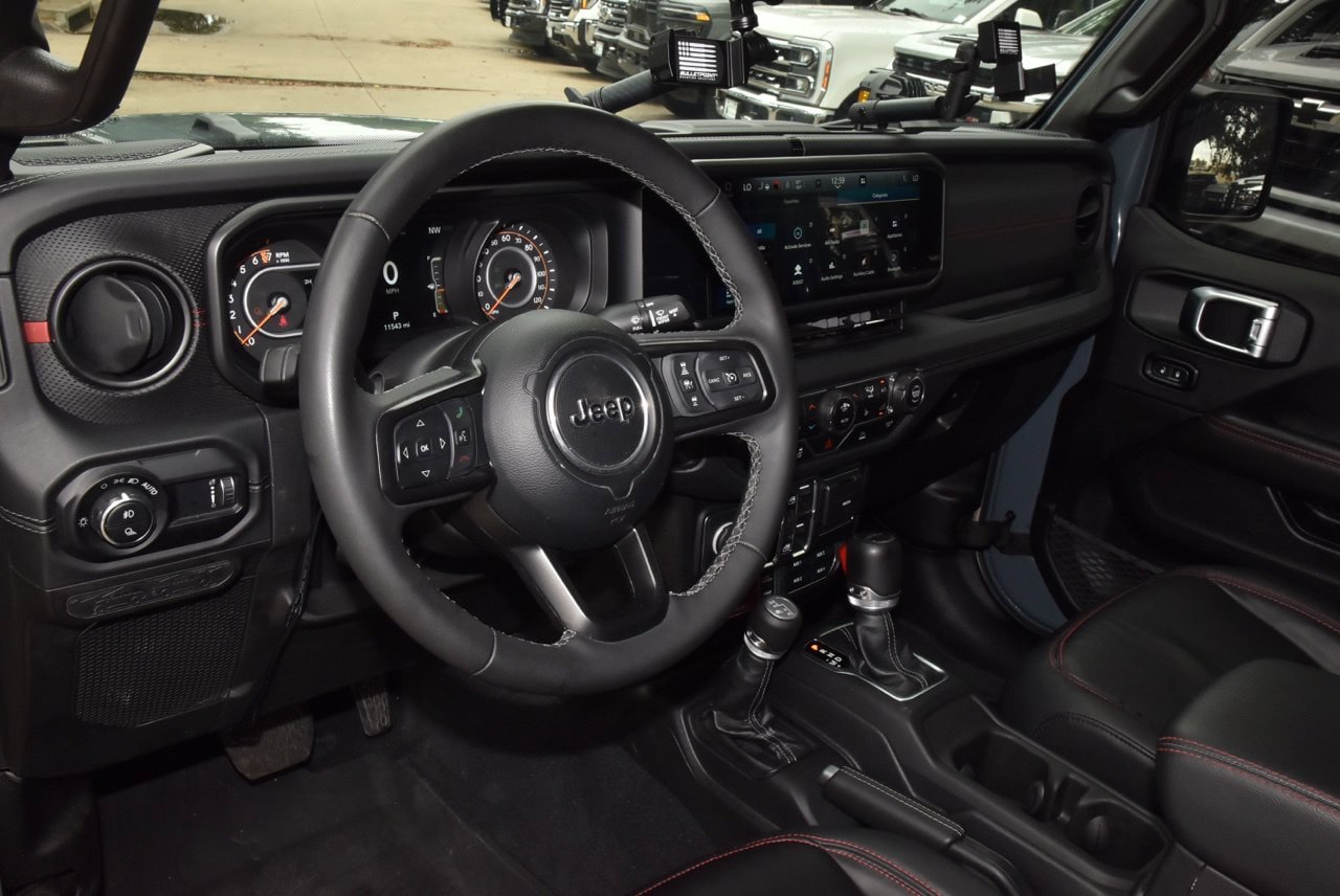 Used 2025 Jeep Gladiator Rubicon w/ Convenience Group AWD/4WD image 32