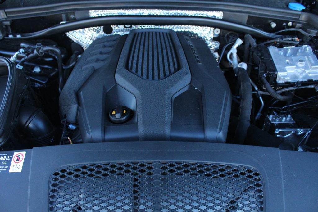 Certified 2025 Porsche Macan image 16