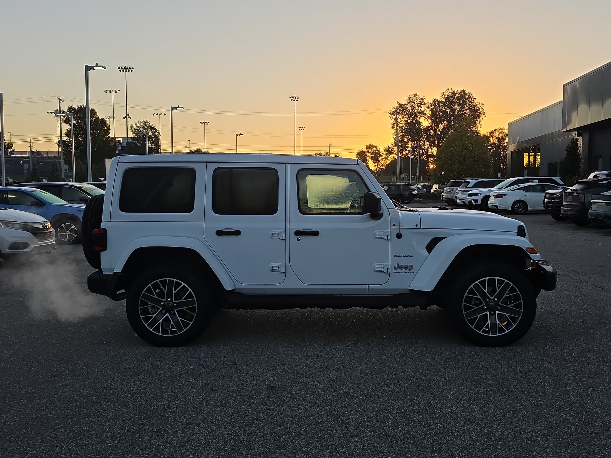 Used 2023 Jeep Wrangler Unlimited Sahara w/ Cold Weather Group AWD/4WD image 8