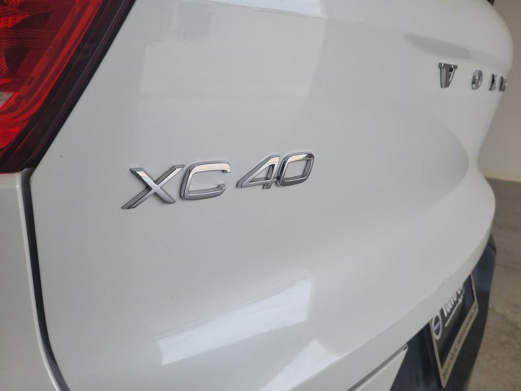 Used 2025 Volvo XC40 B5 Core image 9