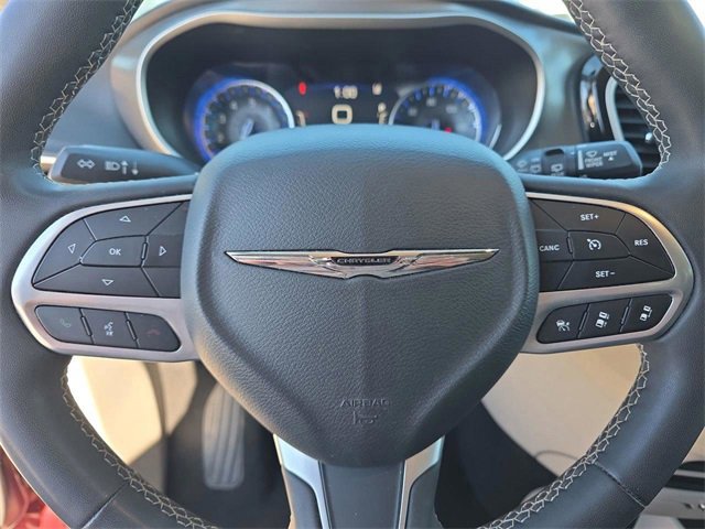 Used 2023 Chrysler Pacifica Touring-L image 9