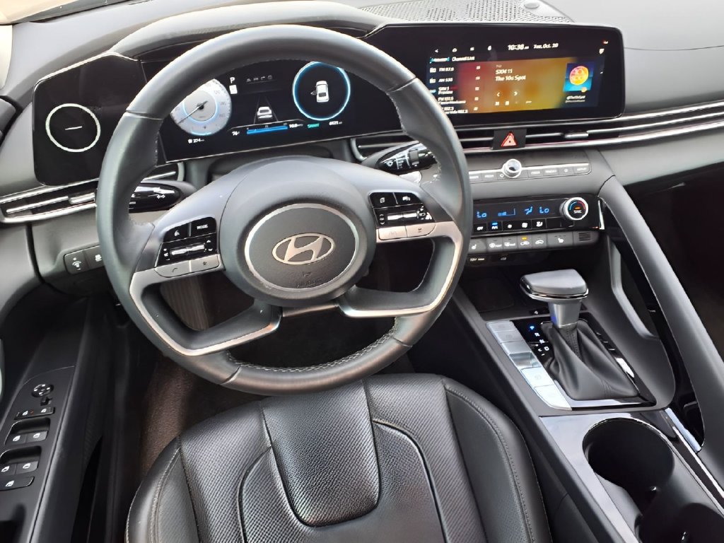 Used 2025 Hyundai Elantra Limited FWD image 13
