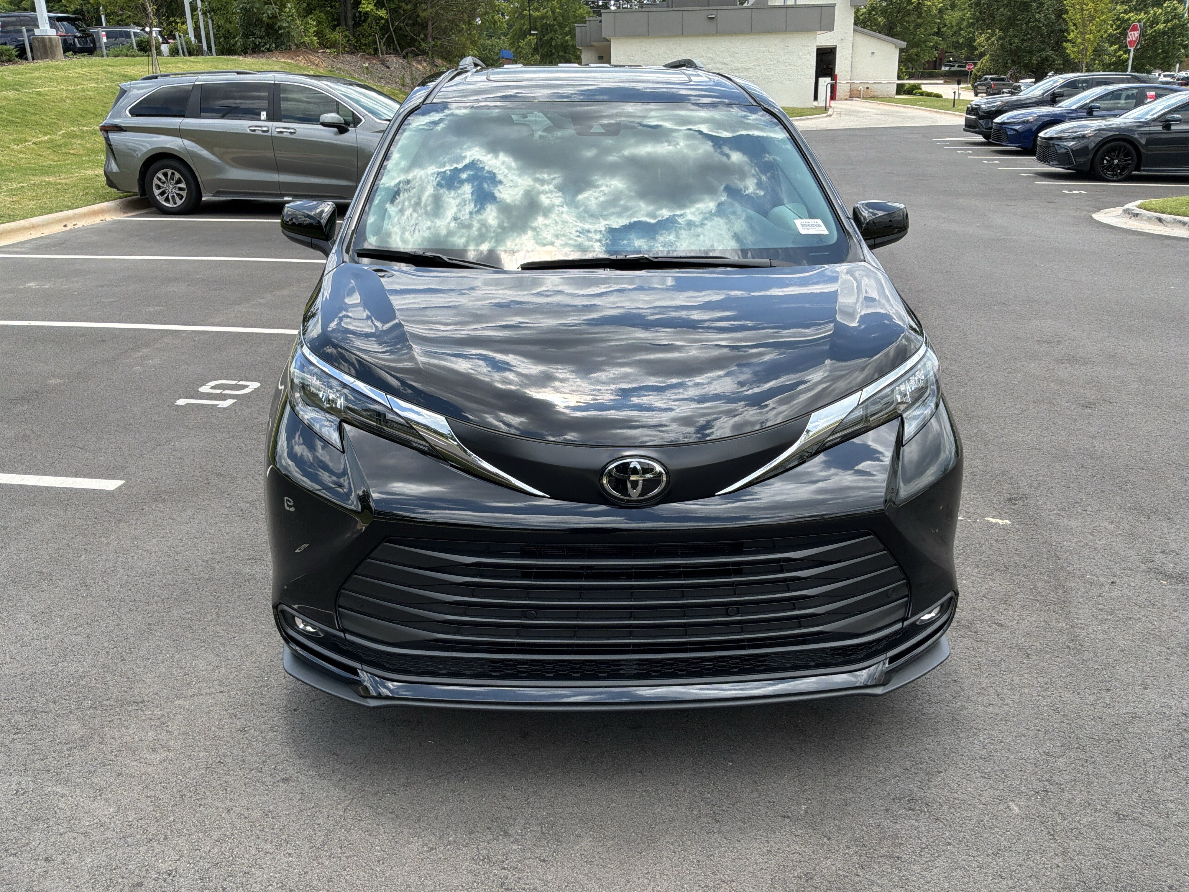 Used 2026 Toyota Sienna XLE FWD image 3