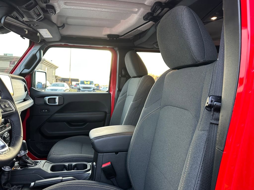 Used 2025 Jeep Wrangler Unlimited Sahara AWD/4WD image 13