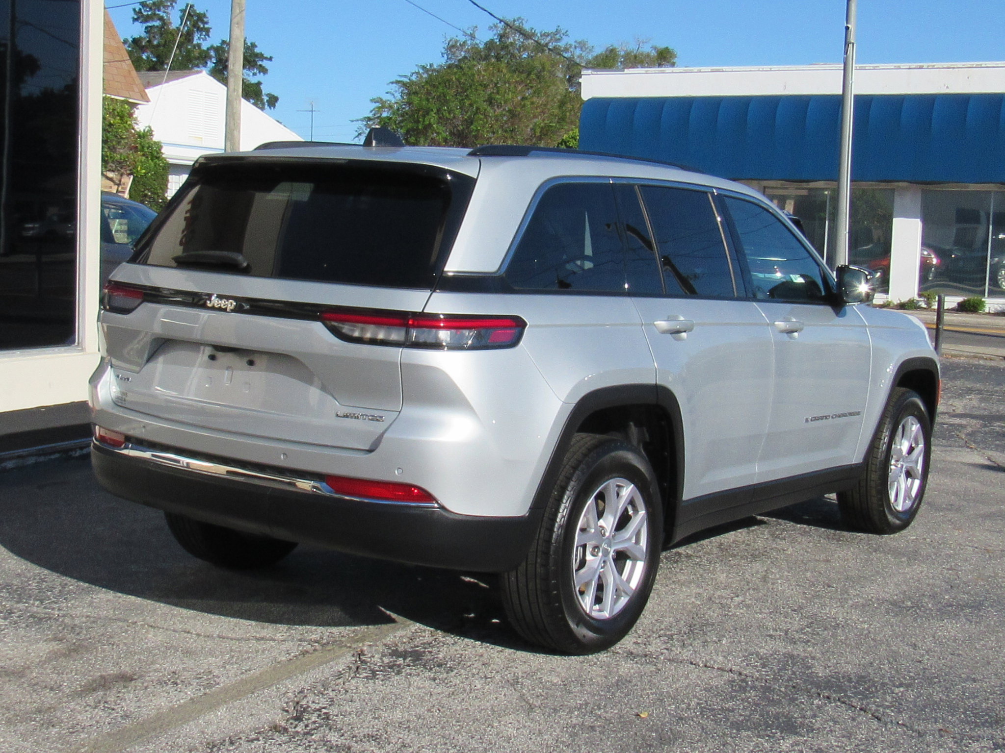 Used 2022 Jeep Grand Cherokee Limited image 3