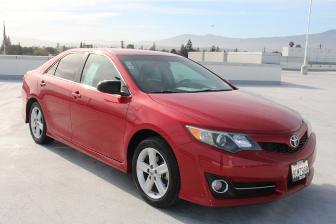 Used 2014 Toyota Camry SE image 2
