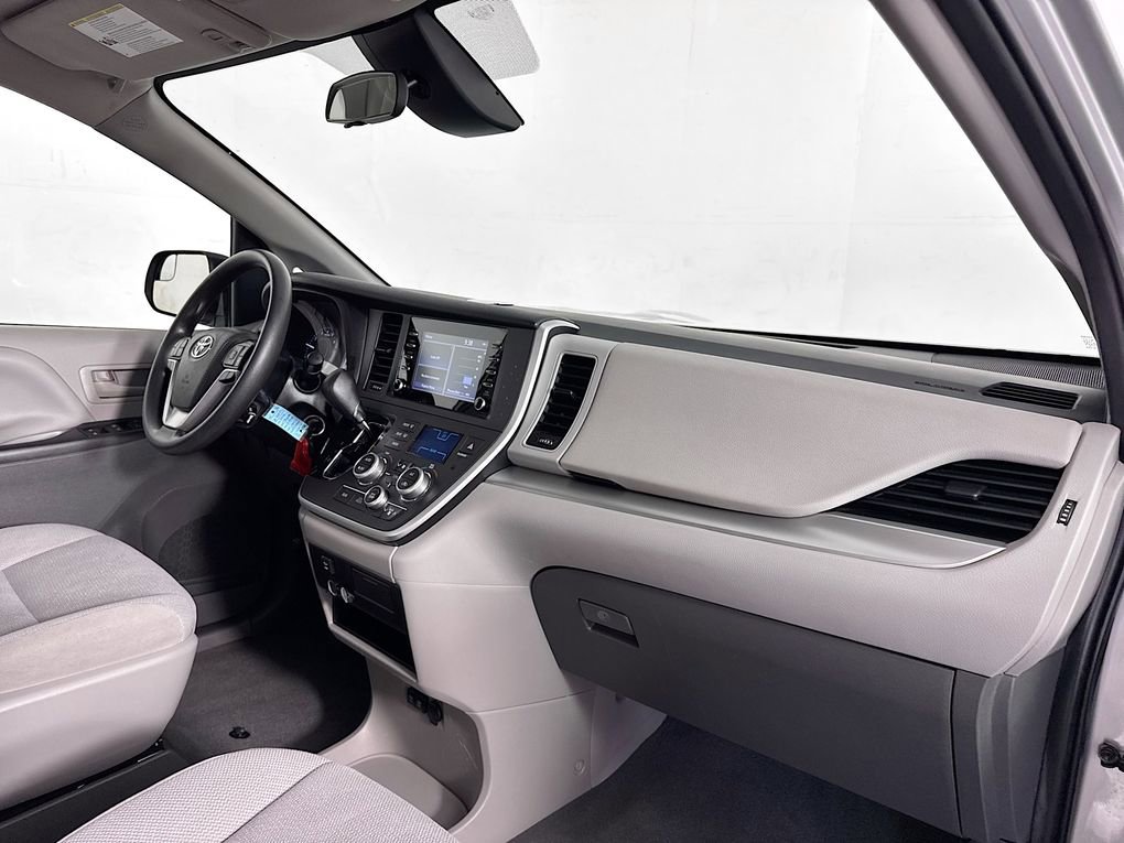 Used 2020 Toyota Sienna L image 28