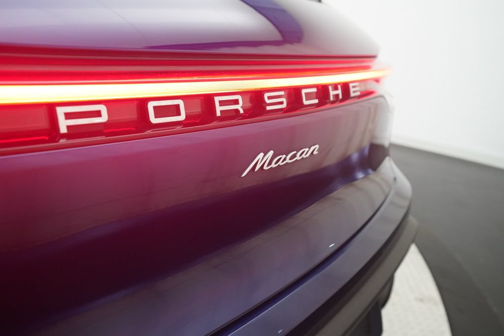 Certified 2022 Porsche Macan AWD/4WD image 32