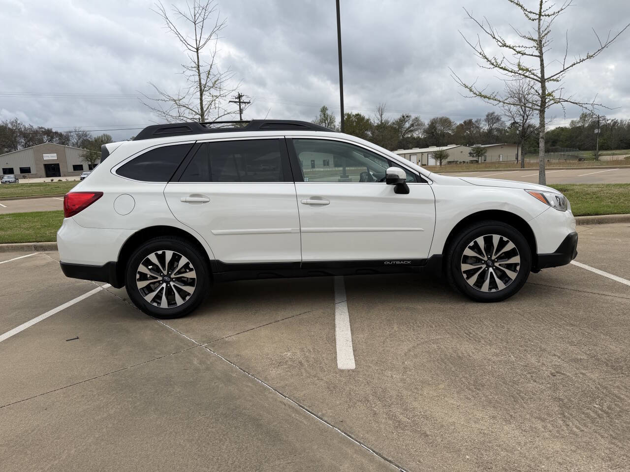 Used 2016 Subaru Outback 2.5i Limited AWD/4WD image 2