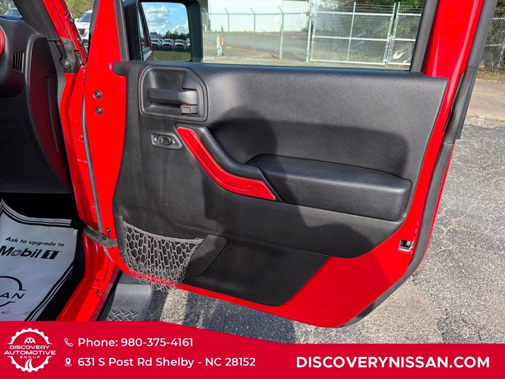 Used 2017 Jeep Wrangler Unlimited Sahara w/ Connectivity Group image 31