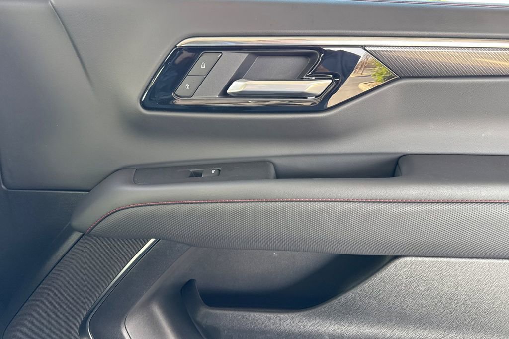 Used 2025 Chevrolet Suburban RST image 28