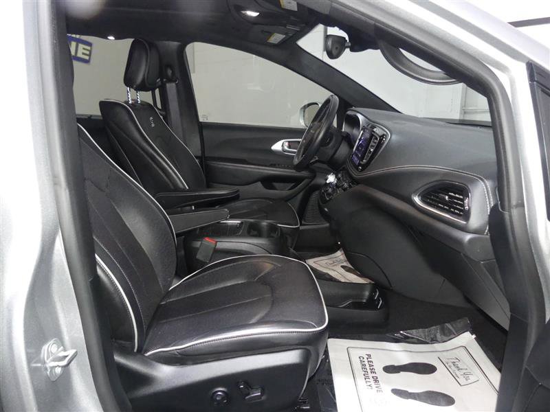 Used 2018 Chrysler Pacifica Limited w/ Advanced Safetytec Group FWD image 23