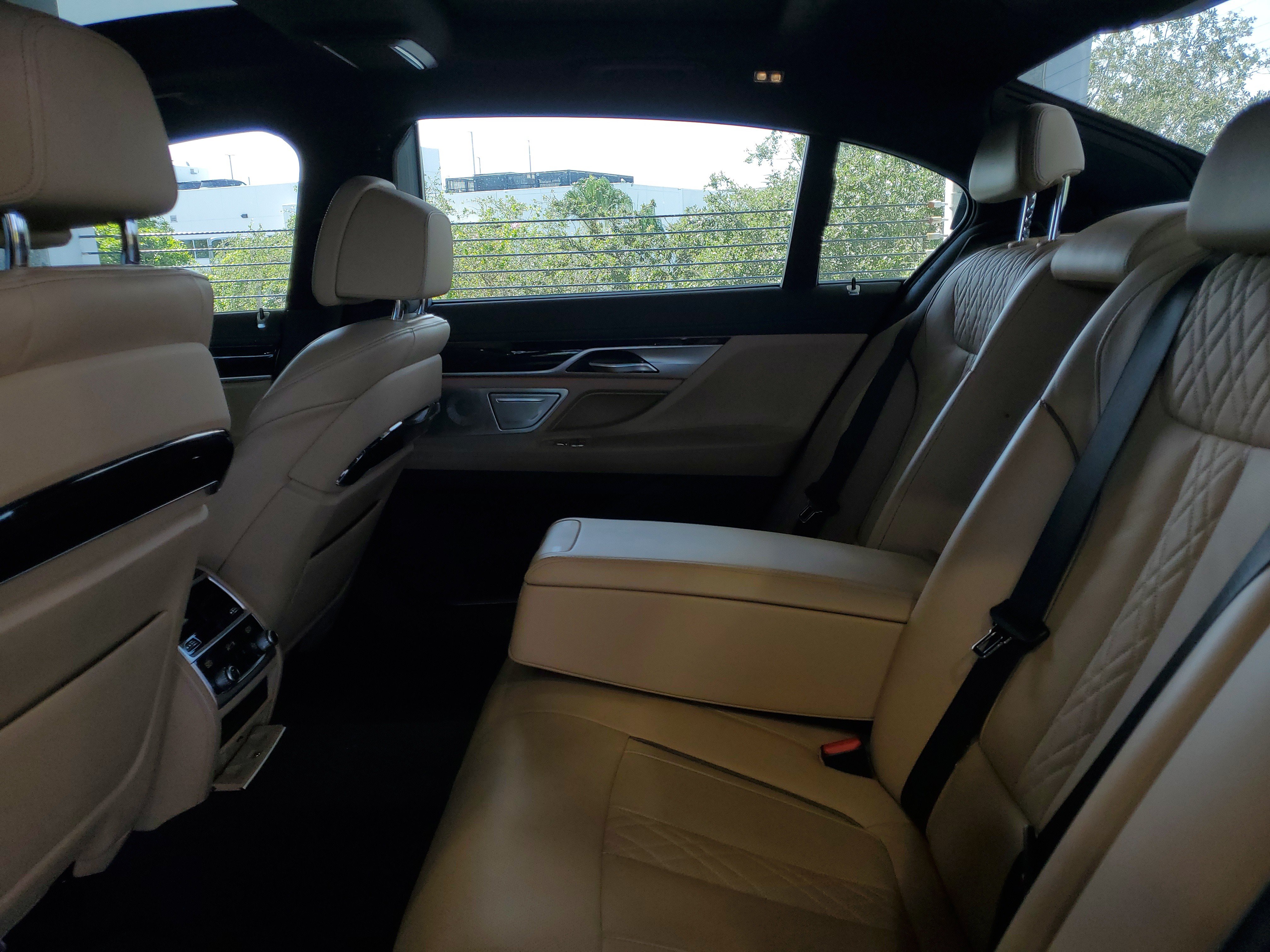 Used 2022 BMW 740i w/ M Sport Package RWD image 8