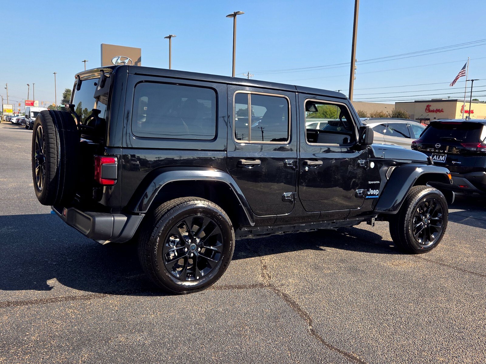 Used 2024 Jeep Wrangler Unlimited Sahara AWD/4WD image 12