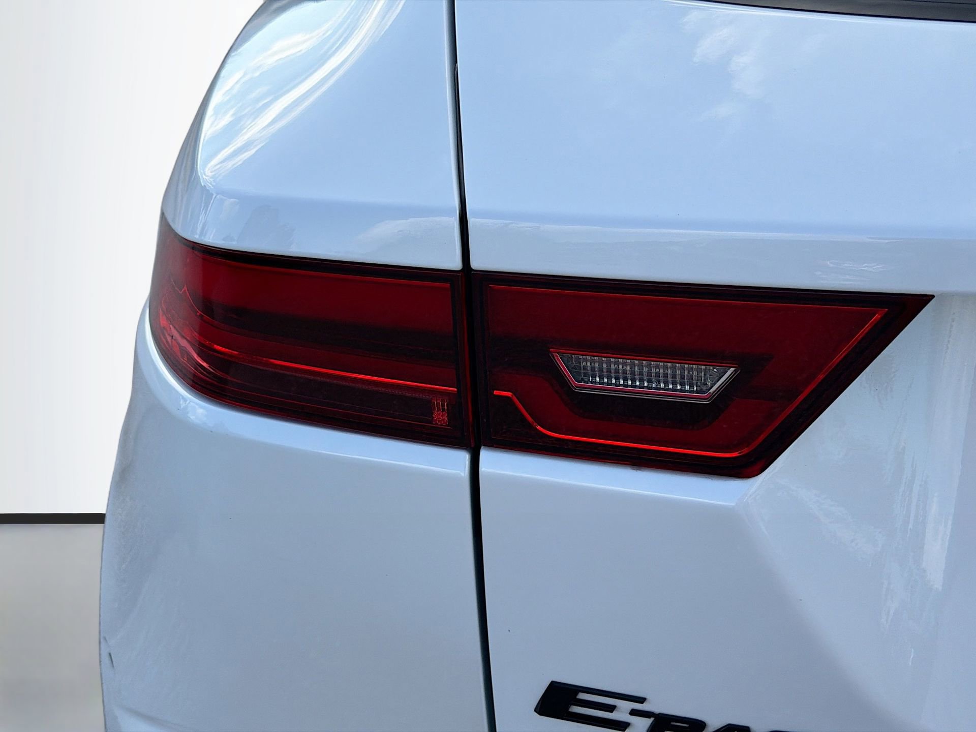Used 2022 Jaguar E-PACE SE image 10