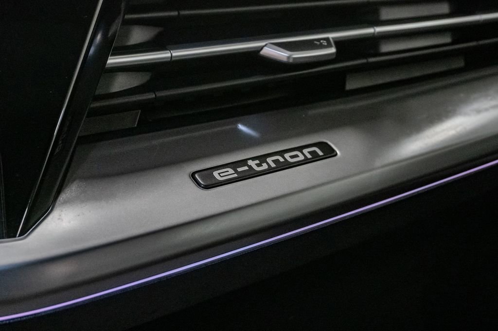 Used 2024 Audi Q4 e-tron Prestige AWD/4WD image 27
