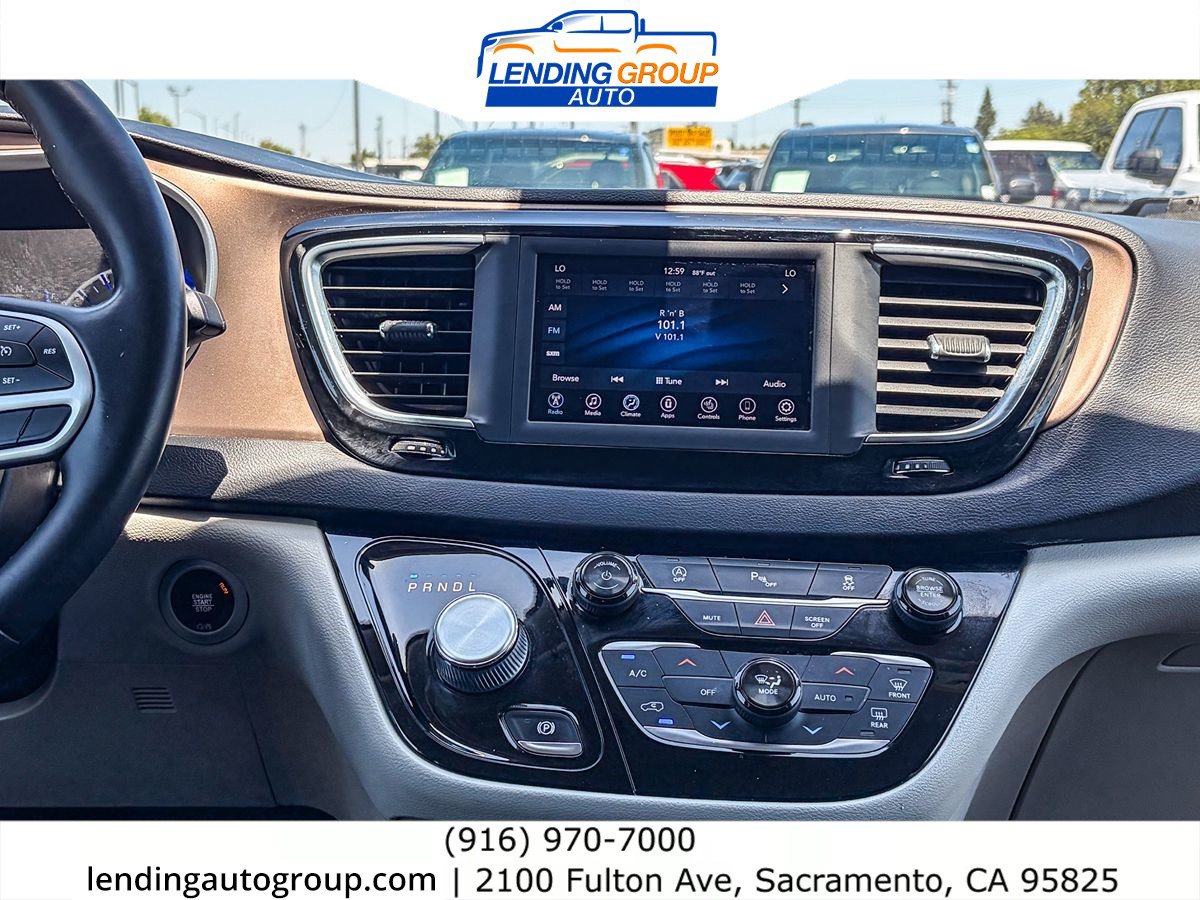 Used 2018 Chrysler Pacifica Touring-L FWD image 12