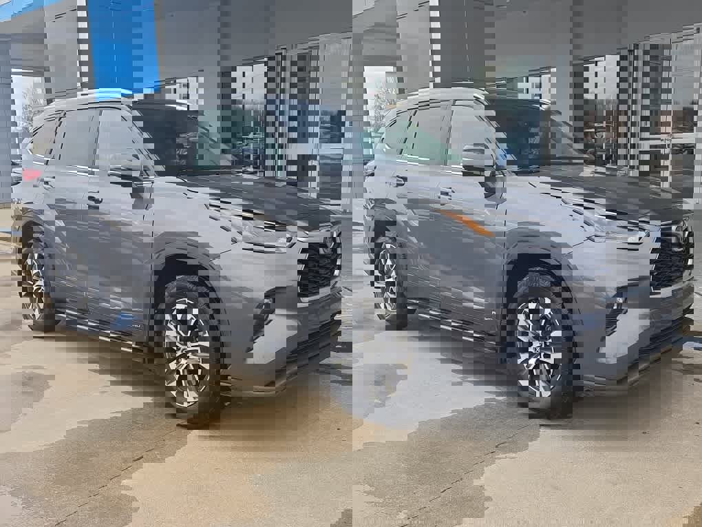 Used 2023 Toyota Highlander XLE image 2