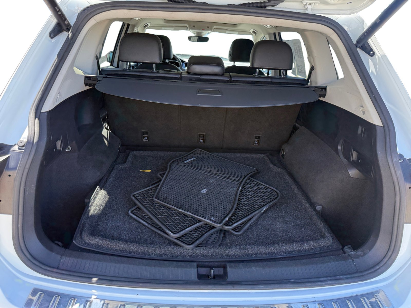 Used 2022 Volkswagen Tiguan SE w/ Panoramic Sunroof Package AWD/4WD image 17