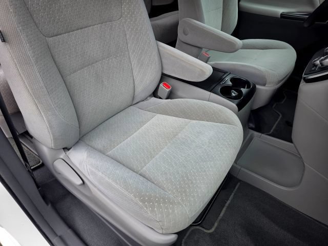 Used 2019 Toyota Sienna LE w/ LE Preferred Package FWD image 33